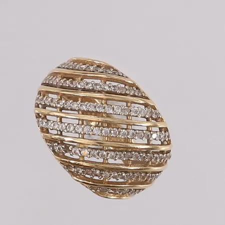 Ring med blanke stener, ø16mm, bredde 2,8- 13,6mm, 14K Vekt: 3,1 g Kontakt Lånekontoret for frakt