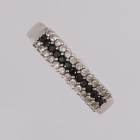 Ring med 13 sorte stener og diamanter (26 x ca. 0,01ct), ø19,8mm, bredde 2,4- 5,3mm, 18K Vekt: 4,2 g Kontakt Lånekontoret for frakt