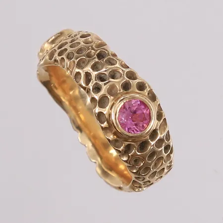 Ring med 3 fargede stener, ø16,3mm, bredde 5,6- 8mm, 14K Vekt: 8,3 g Kontakt Lånekontoret for frakt