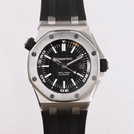 Audemars Piguet Royal Oak Offshore Diver, stål/gummi, safirglass, ø42mm, automatisk, ref. 15710ST, snr. NU2500T, urverk AZ4013, med to ekstra gummireimer (gul og brun, den brune har en rift), boks, papirer (ikke kvittering) og garantikort Kontakt Lånekontoret for frakt
