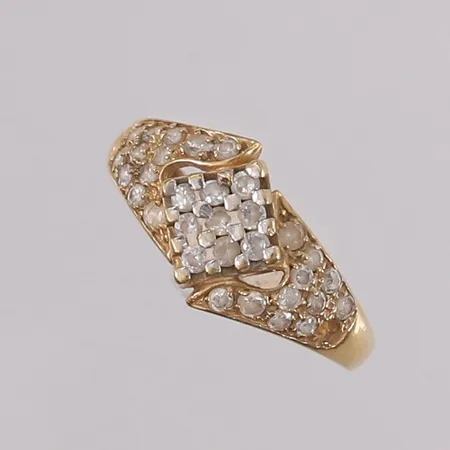 Ring med blanke stener, ø18,3mm, bredde 2,3- 10,3mm, 14K Vekt: 2,3 g Kontakt Lånekontoret for frakt