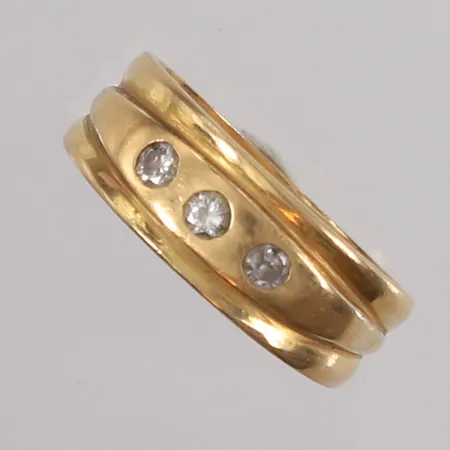 Ring med diamanter (3 x ca. 0,04ct), ø16,5mm, bredde 6,7mm, 18K Vekt: 5,1 g Kontakt Lånekontoret for frakt