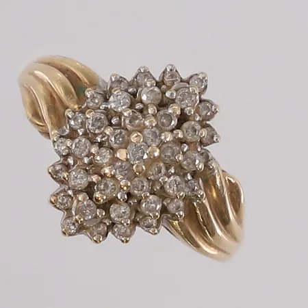 Ring med diamanter (41 x briljantslipte á ca. 0,01ct), to-farget, ø16,8mm, bredde 1,9- 15,6mm, 9K Vekt: 3,6 g Kontakt Lånekontoret for frakt