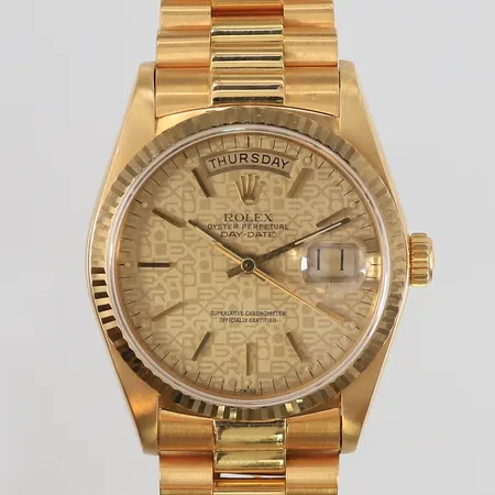 Rolex Day-Date (Oyster), 18K gull i urkasse og lenke, ø36mm, ref. 18038, snr. 8646910, urverk 0706821, cal. 3055, automatisk, boettnr. 18000, presidentlenke med kronelås, viser dato og dag, med boks, reiseetui og garantibevis (kjøpt München 29.03.1985) Kontakt Lånekontoret for frakt