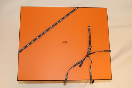 Veske Hermès "Haut à Courroies 40 V" med dustbag, boks og kvittering (kjøpt Hermès Oslo 20.08.2024), mål uten hank: 40 x 38 x 23cm Kontakt Lånekontoret for frakt