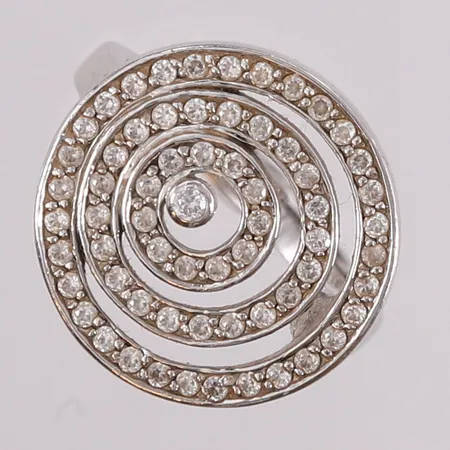 Ring med blanke stener, ø17mm, bredde 2,6- 18,4mm, hvitt gull, 14K Vekt: 6,1 g Kontakt Lånekontoret for frakt
