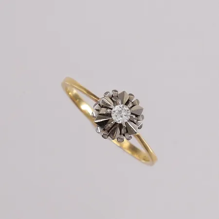 Ring med diamant (1 x ca. 0,10ct), to-farget, ø17,7mm, bredde 1,6- 8,4mm, 18K Vekt: 2,6 g Kontakt Lånekontoret for frakt