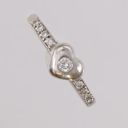 Ring med diamanter (1 x ca. 0,08ct og 8 x ca. 0,01ct), ø17,9mm, bredde 1,5- 10,3mm, 14K Vekt: 2,3 g Kontakt Lånekontoret for frakt