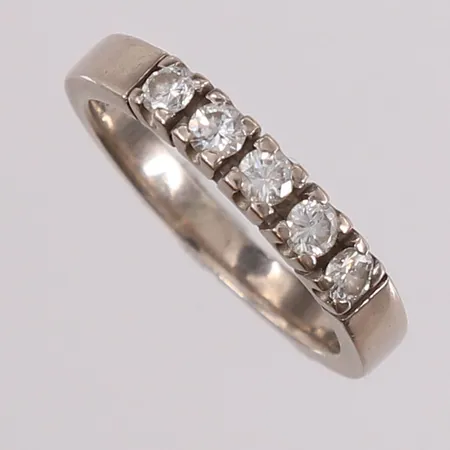 Ring med diamanter (5 x ca. 0,05ct), ø15,7mm, bredde 2,3- 3,2mm, hvitt gull, 14K Vekt: 3,3 g Kontakt Lånekontoret for frakt