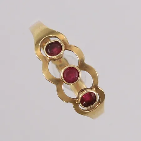 Ring med 3 fiolette safirer, ø17,8mm, bredde 2,1- 7,7mm, 14K Vekt: 1,3 g Kontakt Lånekontoret for frakt
