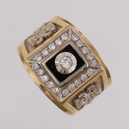 Ring med blanke stener og 2 dobbeltørner, ø18,9mm, bredde 5,8- 17,3mm, 14K Vekt: 12,9 g Kontakt Lånekontoret for frakt