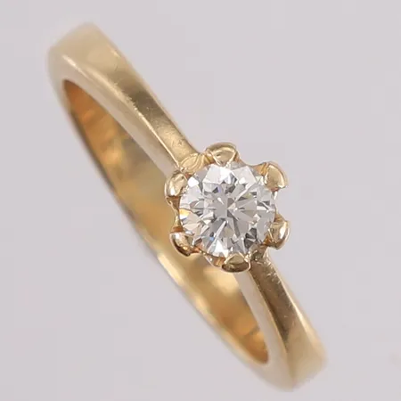 Ring med briljantslipt diamant (1 x ca. 0,50ct), ø17,5mm, bredde 2- 7mm, 14K, uten sertifikat Vekt: 6,1 g Kontakt Lånekontoret for frakt