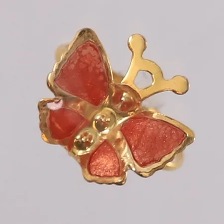 Barnering sommerfugl med rosa-aktig epoxy/emalje, ø13,4mm, bredde 1- 12,2mm, 20K Vekt: 0,7 g Kontakt Lånekontoret for frakt