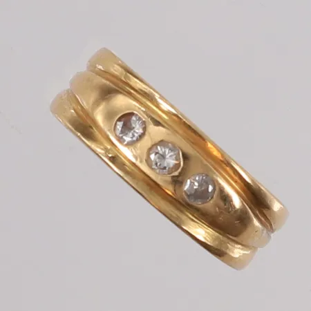 Ring med diamanter (3 x ca. 0,05ct), ø15,7mm, bredde 4,9- 6,3mm, 18K Vekt: 4,7 g Kontakt Lånekontoret for frakt