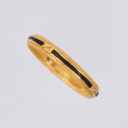 Ring med sorte felt på siden, ø17,8mm, bredde 3,2mm, 22K Vekt: 2,6 g Kontakt Lånekontoret for frakt