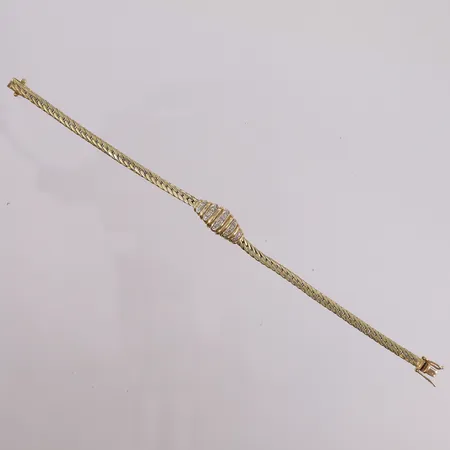 Armbånd med diamanter (11 x ca. 0,01ct), lengde 18cm, bredde 3,6- 9,8mm, slitt/defekt lås (sikkerhetslås fungerer), 14K Vekt: 11,1 g Kontakt Lånekontoret for frakt