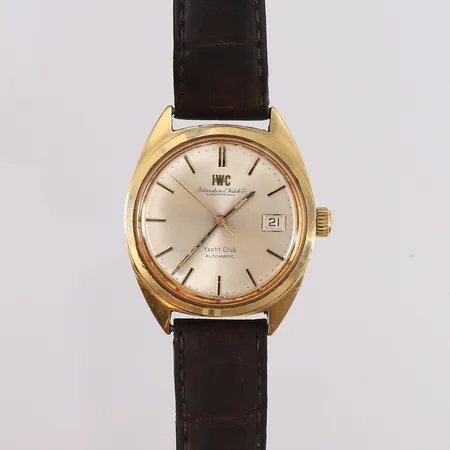 IWC Schaffhausen Yacht Club, ref. 1811, ca. år 1970, 18K gull i urkasse, lær-rem, automatisk, med gravering på baklokk, en del riper på glass og urkasse, uten boks og papirer, bruttovekt 66,9g Kontakt Lånekontoret for frakt