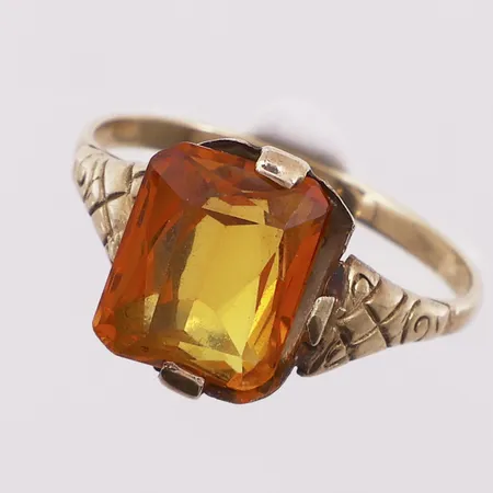 Ring med orange sten, ø 17,5mm, bredde 1,7 - 11,5mm, sten sitter løst på, 14K Vekt: 2,2 g Kontakt Lånekontoret for frakt