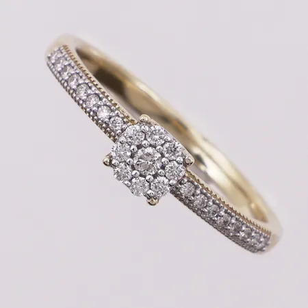 Ring med diamanter, totalt 0,24ct iht gravering, ø 19,5mm, bredde 2,2 - 5,1mm, 9K Vekt: 2,9 g Kontakt Lånekontoret for frakt