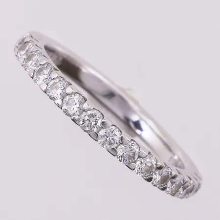 Ring med diamanter, 15 x ca 0,06ct, totalt ca 1ct, ø 19,5mm, bredde 2,7mm, 14K Vekt: 4,2 g Kontakt Lånekontoret for frakt