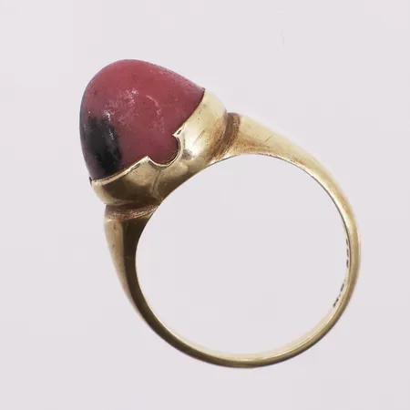 Ring med rosa sten, ø 17mm, bredde 2 - 12,8mm, 14K Vekt: 5 g Kontakt Lånekontoret for frakt
