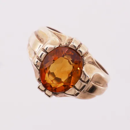 Ring med orange sten, ø 20mm, bredde 4 - 16mm, 10K Vekt: 7,3 g Kontakt Lånekontoret for frakt