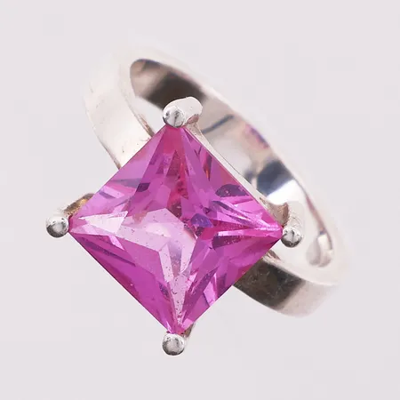 Ring med rosa sten, ø 17.5mm, bredde 3,3 - 12mm, 925S Vekt: 5,8 g Kontakt Lånekontoret for frakt