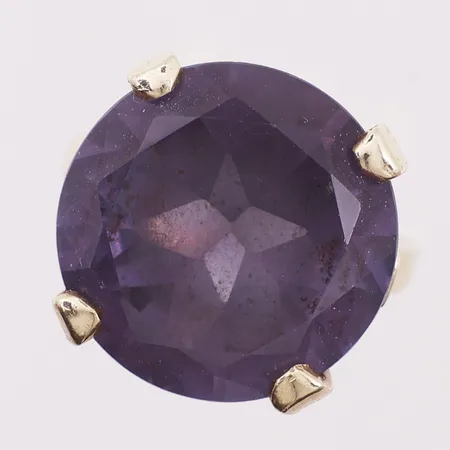 Ring med lilla sten, ø16,8 mm, bredde 2-18mm, 14K Vekt: 10,9 g Kontakt Lånekontoret for frakt