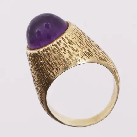 Ring med lilla sten, ø 15,5mm, bredde 4 - 16mm, 14K Vekt: 8,1 g Kontakt Lånekontoret for frakt