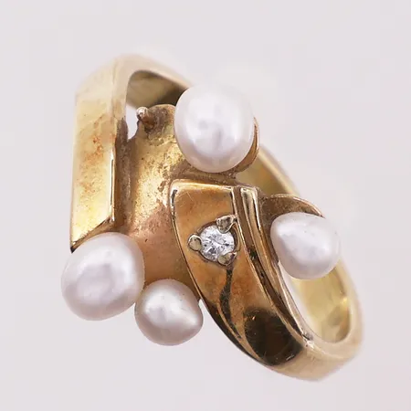 Ring med perler, 1 diamant ca 0,01ct, ø 16,5mm, bredde 3 - 13mm, mangler 1 perle, 14K Vekt: 3,6 g Kontakt Lånekontoret for frakt