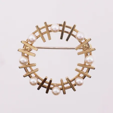 Brosje med perler, ø 33,5mm, bredde 5mm, 14K Vekt: 5,8 g Kontakt Lånekontoret for frakt