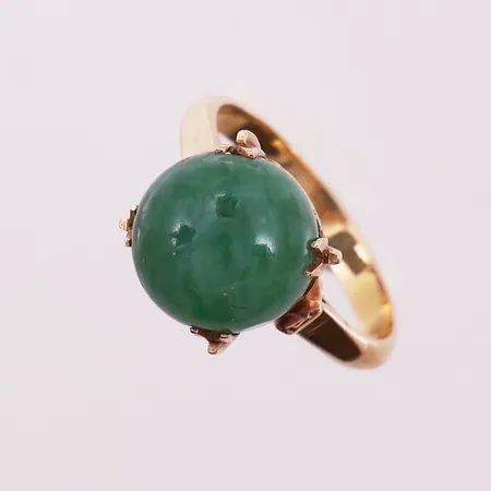 Ring med grønn sten, ø 16,5mm, bredde 2,5 - 10,5mm, 18K Vekt: 4,7 g Kontakt Lånekontoret for frakt