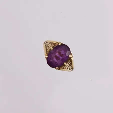 Ring med lilla sten, ø17,25mm, bredde 2mm, 14K.  Vekt: 5,7 g Kontakt Lånekontoret for frakt