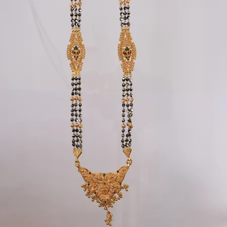 Collier med sorte glassperler og emalje, lengde ca 68cm, bredde 10-16mm, 22K, bruttovekt 51,1g.  Kontakt Lånekontoret for frakt