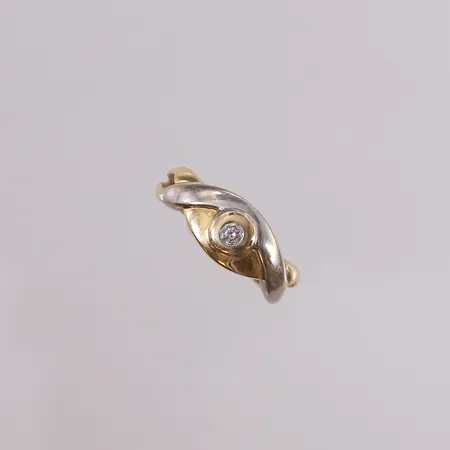 Ring med diamant 1x ca 0,08ct, ø16,25mm, bredde 3-5mm, 14K. Vekt: 3,5 g Kontakt Lånekontoret for frakt