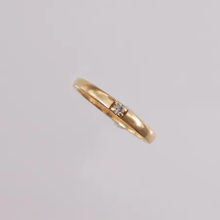 Ring med diamant 1x ca 0,05ct, ø17mm, bredde 2mm, 14K.  Vekt: 1,9 g Kontakt Lånekontoret for frakt