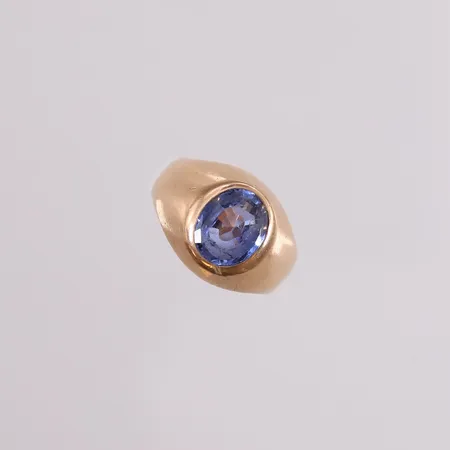 Ring med blå sten, ø15,25mm, bredde 4mm, 9K.  Vekt: 5,3 g Kontakt Lånekontoret for frakt