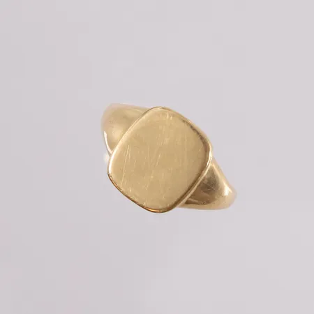 Hælring, ø19,5mm, bredde 2mm, riper, 14K.  Vekt: 3,8 g Kontakt Lånekontoret for frakt