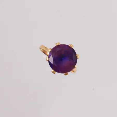 Ring med sannsynligvis ametist, ø16,75mm, bredde 2mm, 14K.  Vekt: 4,6 g Kontakt Lånekontoret for frakt