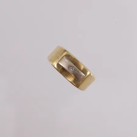 Ring med diamant 1x 0,02ct, ø19,75mm, bredde 5mm, 14K.  Vekt: 4,9 g Kontakt Lånekontoret for frakt