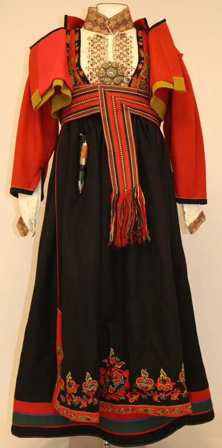 Bunad (Øst-Telemark) med 1 sølje, 3 knapper, 2 mansjettknapper og kniv, ca. str. M, Hel lengde 140cm, skjørt lengde 95cm og livmål 86cm.          Vekt: 0 g Kontakt Lånekontoret for frakt