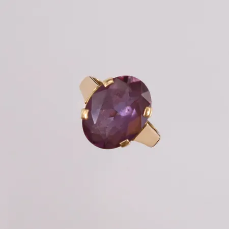 Ring med sannsynligvis ametist, ø17,5mm, bredde 3mm, steinen er litt løs, 14K.  Vekt: 6,2 g Kontakt Lånekontoret for frakt