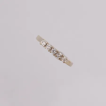 Ring med diamanter 5x ca 0,04ct, ø17,5mm, bredde 2mm, 14K.  Vekt: 2,2 g Kontakt Lånekontoret for frakt