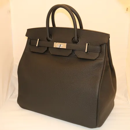 Veske Hermès "Haut à Courroies 40 V" med dustbag, boks og kvittering (kjøpt Hermès Oslo 20.08.2024), mål uten hank: 40 x 38 x 23cm Vekt: 0 g Kontakt Lånekontoret for frakt