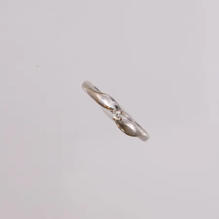 Ring med diamant 1x ca 0,03ct, ø17,5mm, bredde 2mm, 14K.  Vekt: 1,7 g Kontakt Lånekontoret for frakt