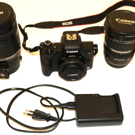 Kamera Canon EOS M50, snr 093030001931, objektiv Canon 22mm, objektiv Canon EF-M 15-45mm, objektiv Canon EFS 10-22mm ultrasonic, objektiv Canon EFS 18-200mm Viltrox, lader og 1 batteri.  Vekt: 0 g Kontakt Lånekontoret for frakt