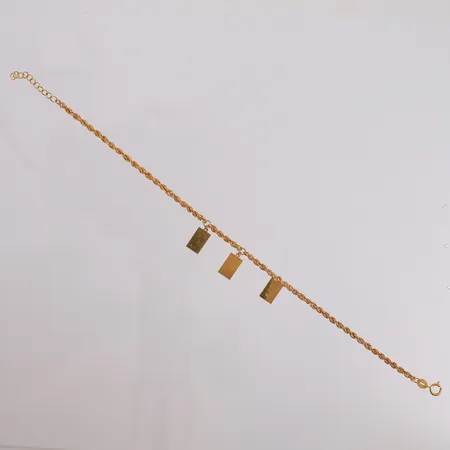 Armbånd med tre anheng, lengde ca 20cm, bredde 2mm, 21K.  Vekt: 2,2 g Kontakt Lånekontoret for frakt