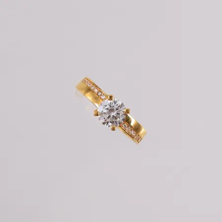 Ring med glass stenar, ø17,75mm, bredde 2-6mm, 21K.  Vekt: 3 g Kontakt Lånekontoret for frakt