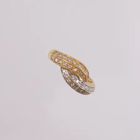 Ring med blanke stener, ø17,5mm, bredde 4mm, 18K.  Vekt: 5,7 g Kontakt Lånekontoret for frakt