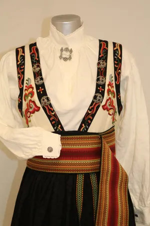 Beltestakk Telemark (ca. strl. 38), skjorte, forkle, belte, ett par mansjettknapper, 1 sølje, hel lengde 144cm, skjørtelengde 108cm og livmål 81cm Vekt: 0 g Kontakt Lånekontoret for frakt